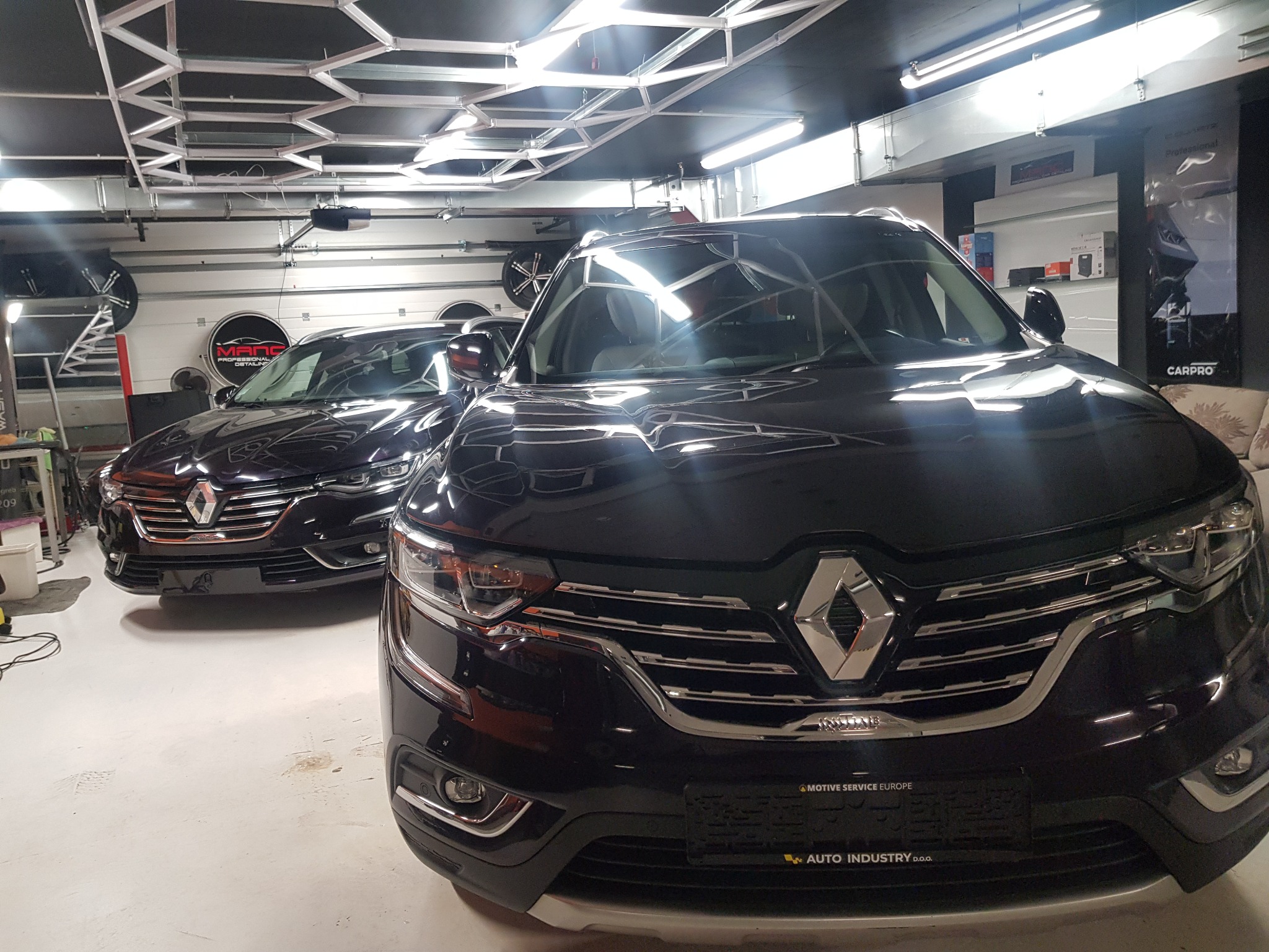 Dva crna Renault vozila u MANC studiju