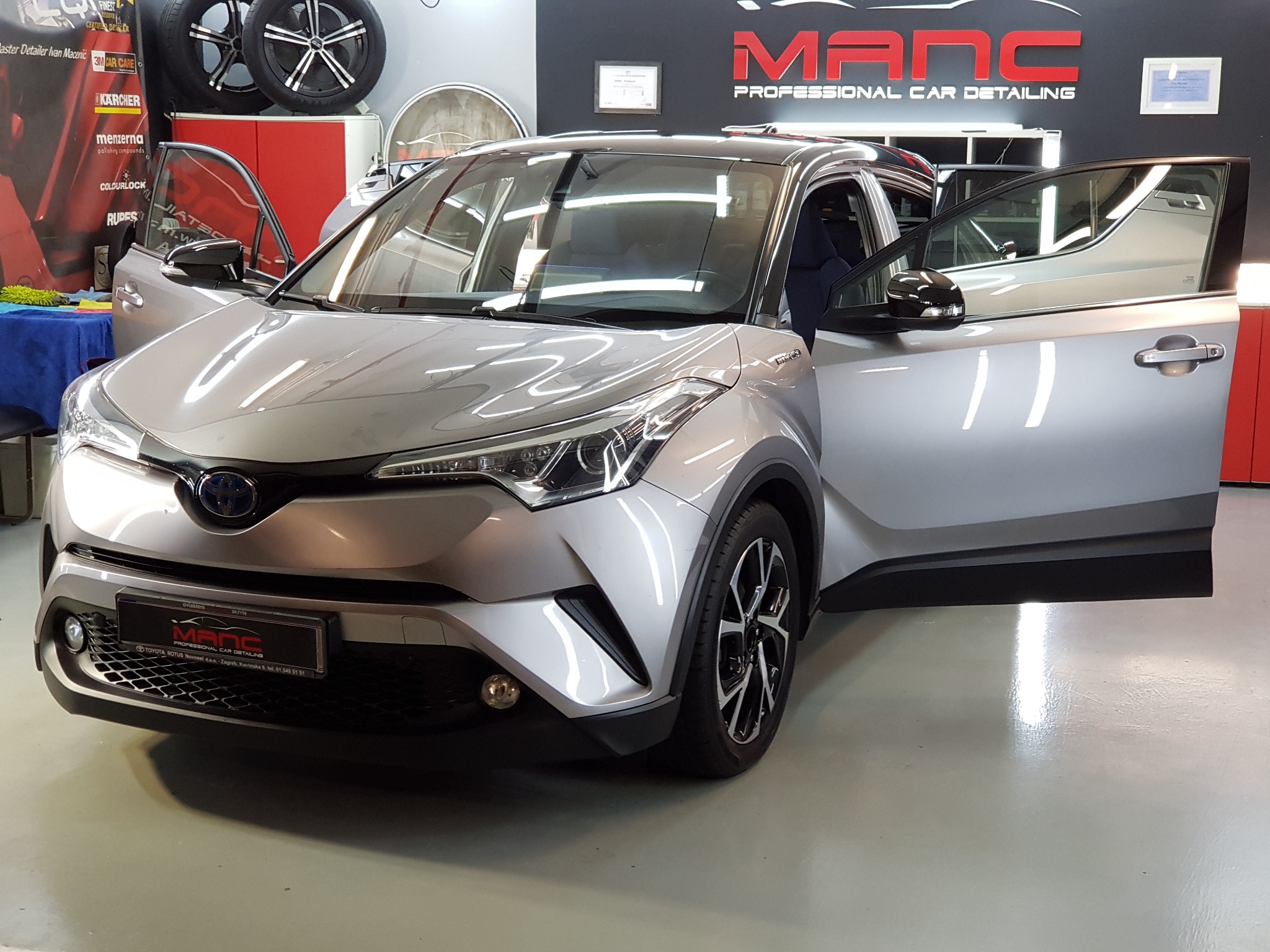 Srebrna Toyota s otvorenim vratima
