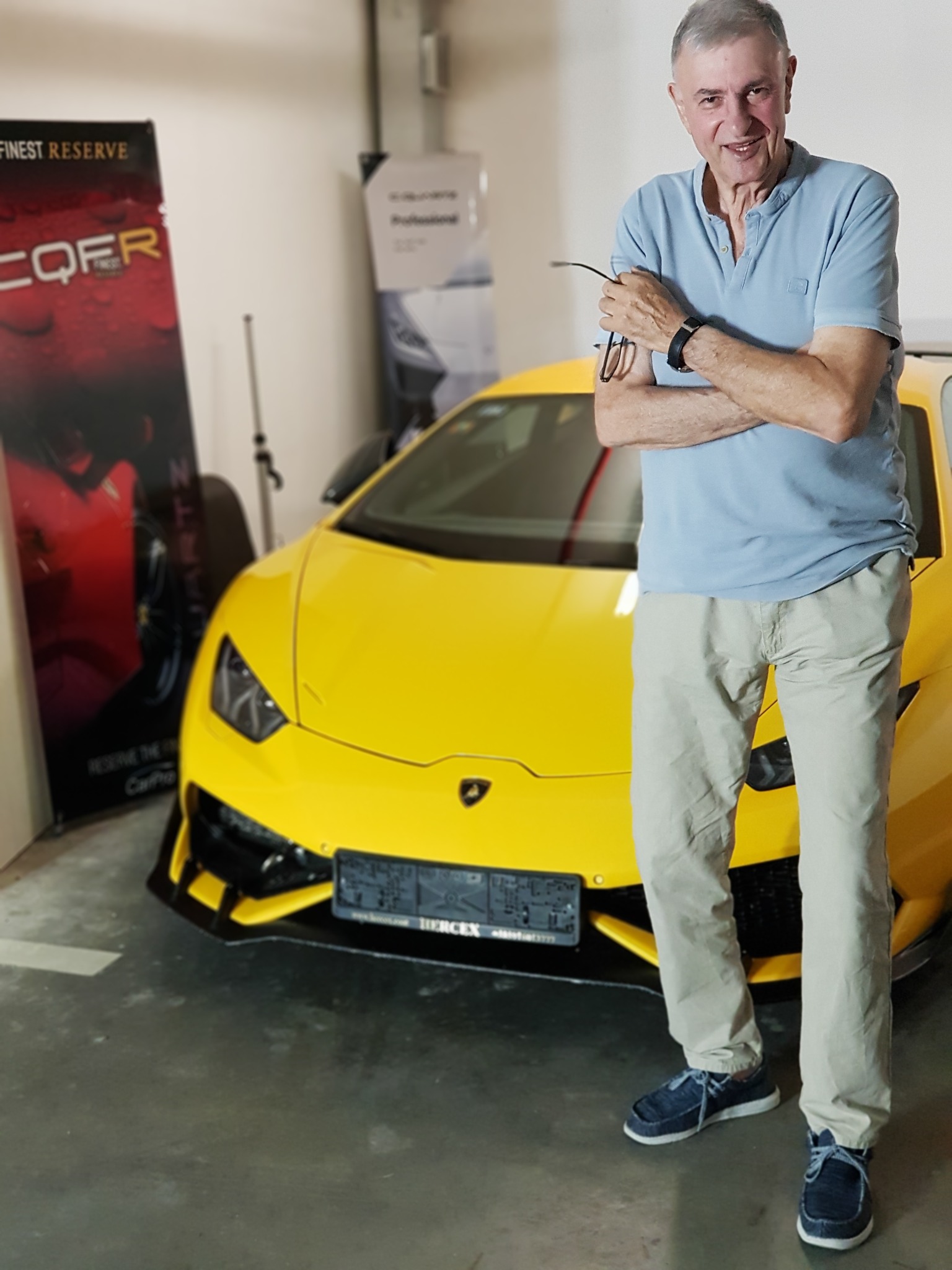 Žuti Lamborghini s vlasnikom u studiju